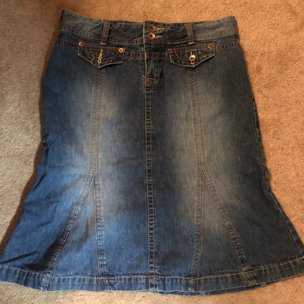 This denim skirt made by UNIONBAY is a size 5 in Juniors.